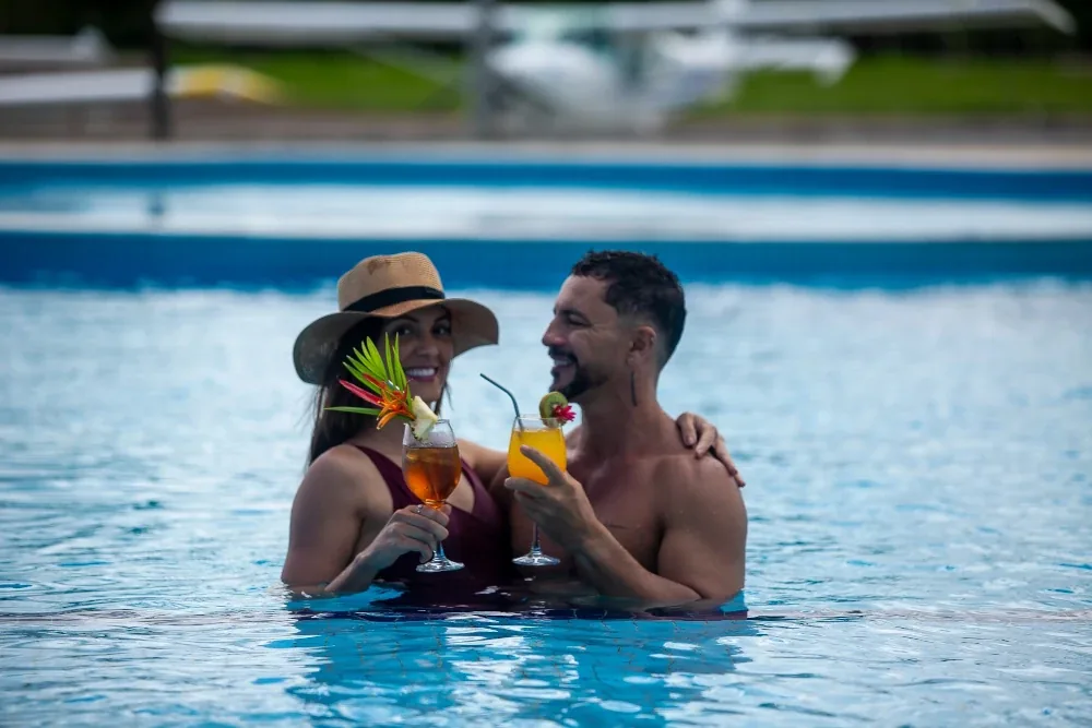 Casal na piscina do condomínio